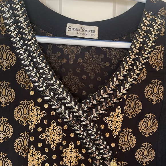 Pakistani Indian kurta by Sudra Younus in black with gold block print. - Picture 5 of 9